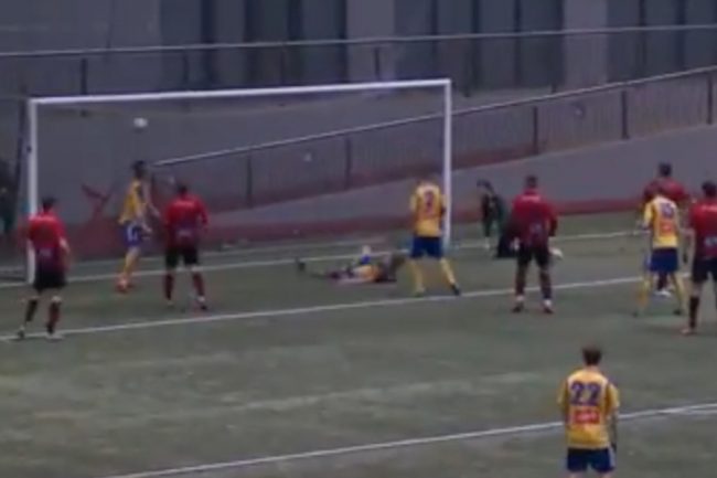 底抜けに面白くあまりに悲劇的 顔面直撃の 弾丸オウンゴール に海外騒然 The Answer スポーツ文化 育成 総合ニュースサイト