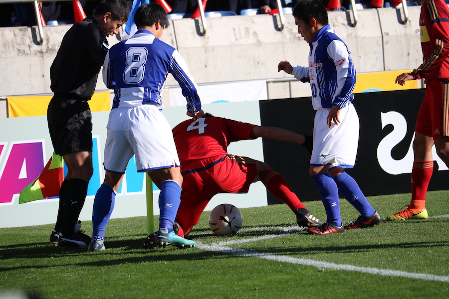 試合終了間際、宮本は敵陣コーナーフラッグで決死のボールキープ【写真：編集部】