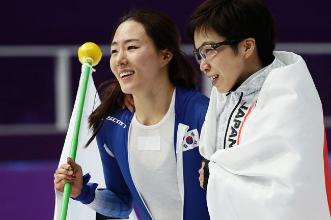 スピードスケート日本女子初の金メダルを獲得した小平奈緒（右）とイ・サンファ【写真：Getty Images】