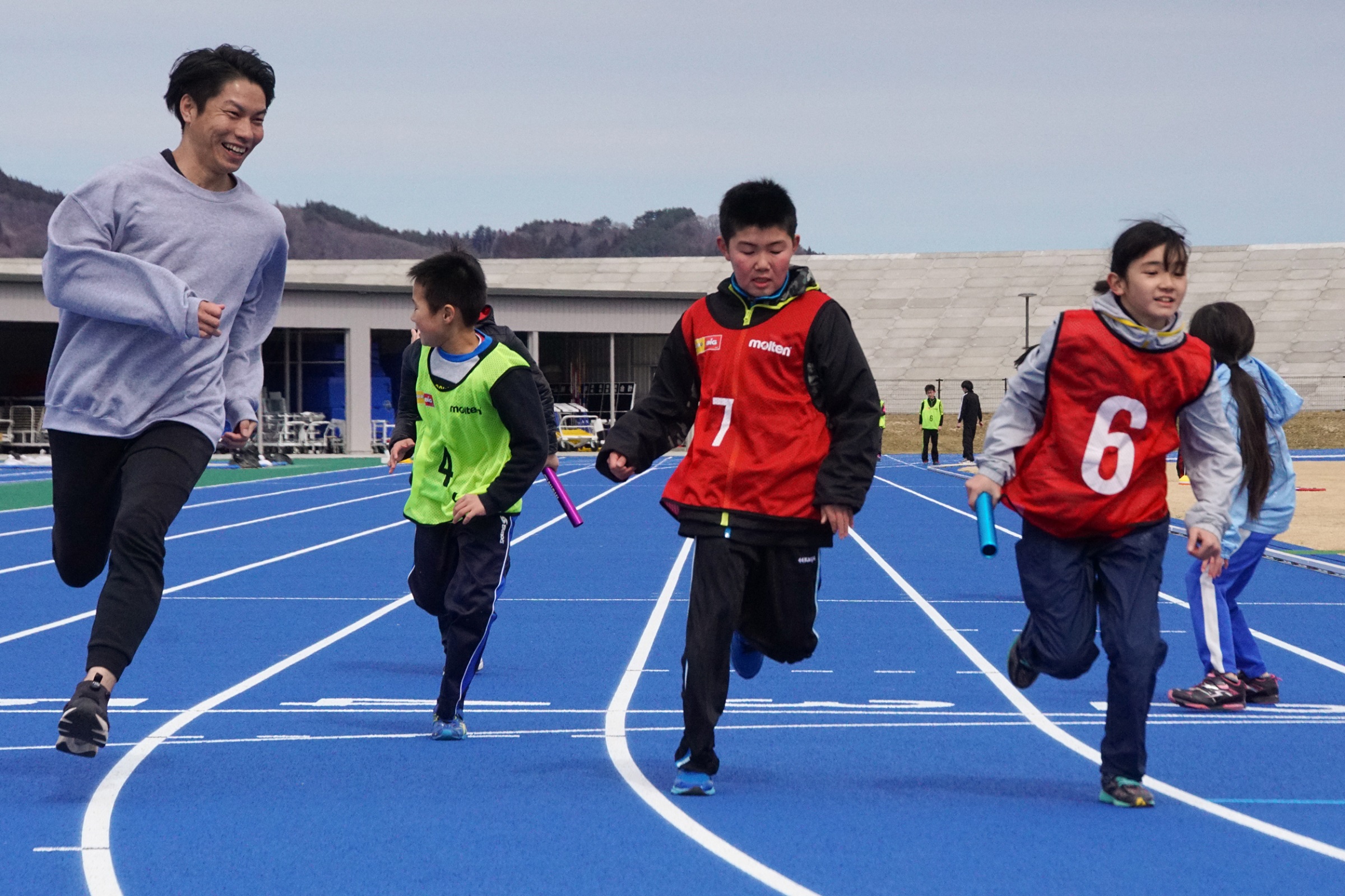 教室で担当コーチを務める元五輪代表・伊藤友広氏（左）は年間1万人以上の子供にかけっこ指導している