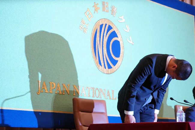 アメフトの悪質タックル問題 発祥の米国でも続々報道 パワハラ浮き彫りにした The Answer スポーツ文化 育成 総合ニュースサイト