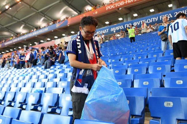 W杯 夢の跡 日本サポーターは 良きマナーを欠いたことがない 試合後のゴミ拾いを海外続々称賛 The Answer スポーツ文化 育成 総合ニュースサイト