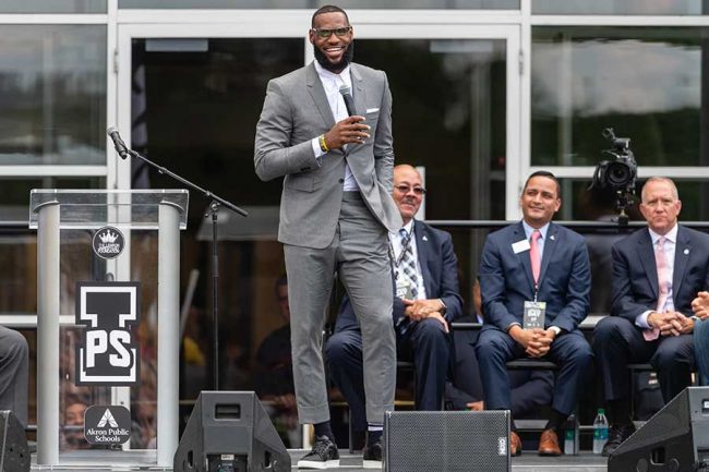 レブロン「彼らの夢はアメリカより大きい」 NBAスターが故郷に学校を