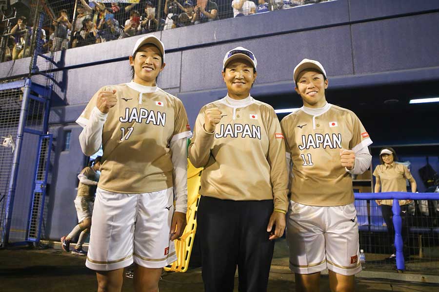 東京五輪では上野（左）、宇津木監督（中央）とともに山田も金メダルを目指す【写真：荒川祐史】