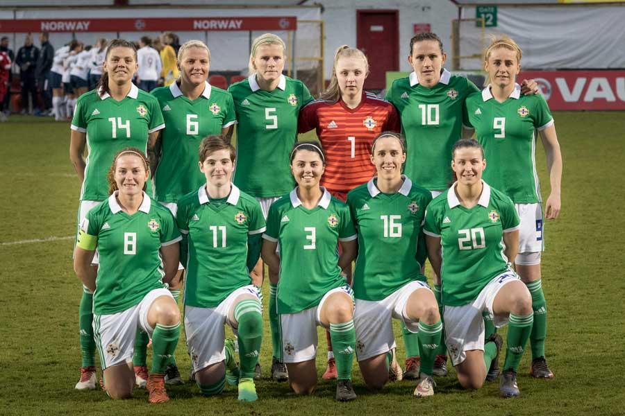 北アイルランド女子代表MFのシンプソン（左上）【写真：Getty Images】