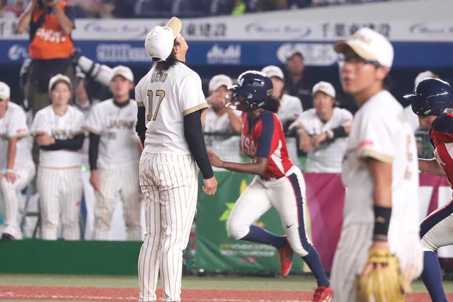 サヨナラ打を浴び天を仰ぐ上野由岐子【写真：荒川祐史】