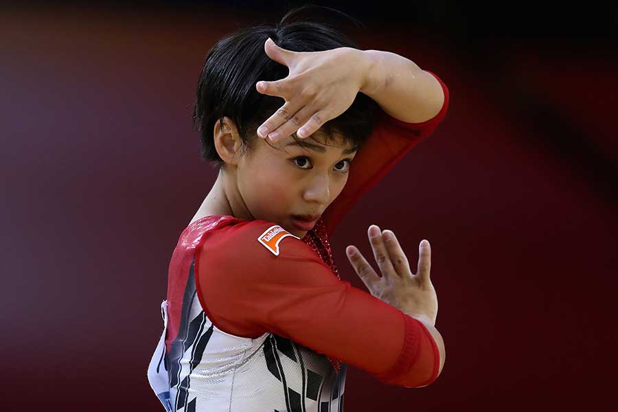 世界体操女子個人総合で銀メダルを獲得した村上【写真：Getty Images】