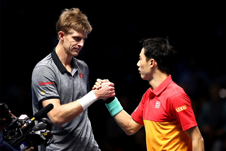 「Nitto ATPファイナルズ」1次リーグ第2戦で対戦したケビン・アンダーソン(左)と錦織圭【写真：Getty Images】