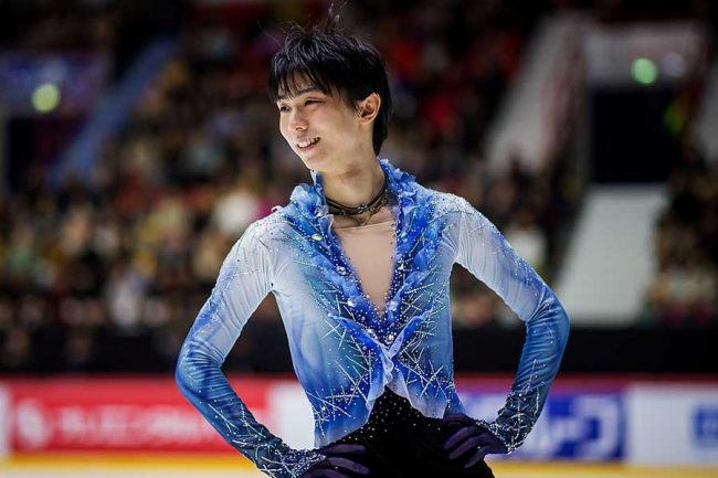 羽生結弦、両脇松葉杖でも笑顔のメダル3ショットに海外反響 「クールな