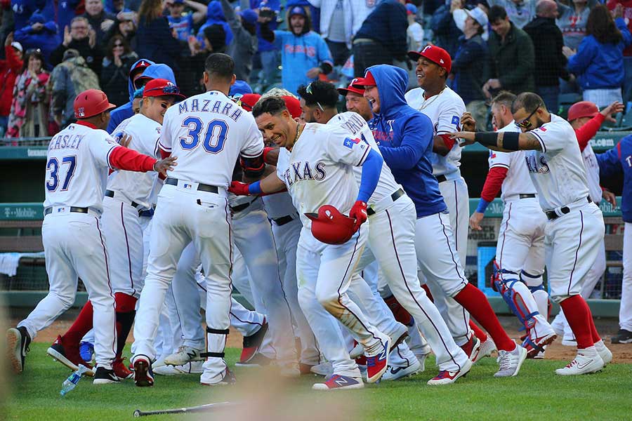 試合はレンジャーズがサヨナラ勝ちしたが、試合前の始球式には恐竜が登場【写真：Getty Images】