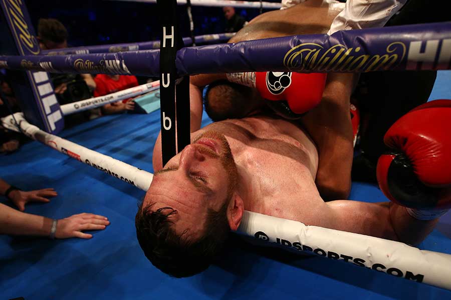カッシュ・アリがデビッド・プライスに覆いかぶさるようにしてリングに倒れ込む【写真：Getty Images】