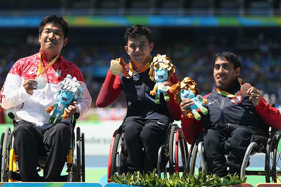 リオデジャネイロ・パラリンピックで銀メダルを獲得した佐藤友祈（左）【写真：Getty Images】