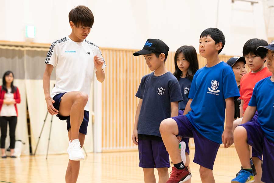 LCA国際小学校でランニング指導を実施した神野大地【写真：松橋晶子】