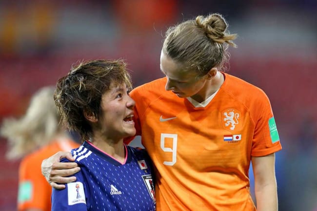 なでしこ 敗退直後に オランダ選手との 涙の抱擁 に海外称賛 美しい試合だ The Answer スポーツ文化 育成 総合ニュースサイト