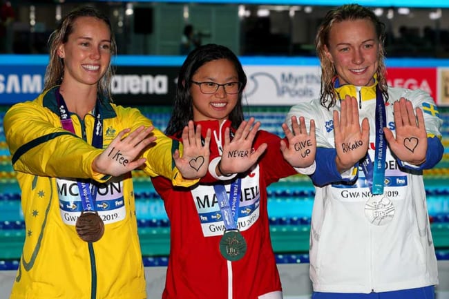 感動の表彰式 ライバル3選手が池江璃花子へ 手のひらにエール Rikako Never Give Up The Answer スポーツ文化 育成 総合ニュースサイト