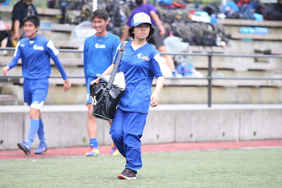 鹿児島城西サッカー部を支える、女子マネージャーの横山こころさん【写真：平野貴也】