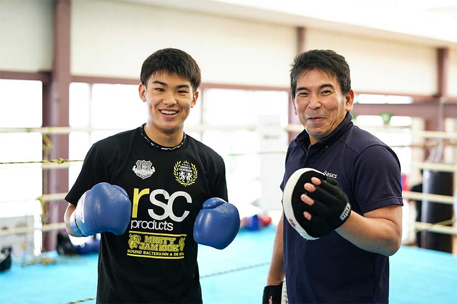 堤麗斗(左)と関茂監督、名門ボクシング部で受け継がれる伝統とは【写真：荒川祐史】