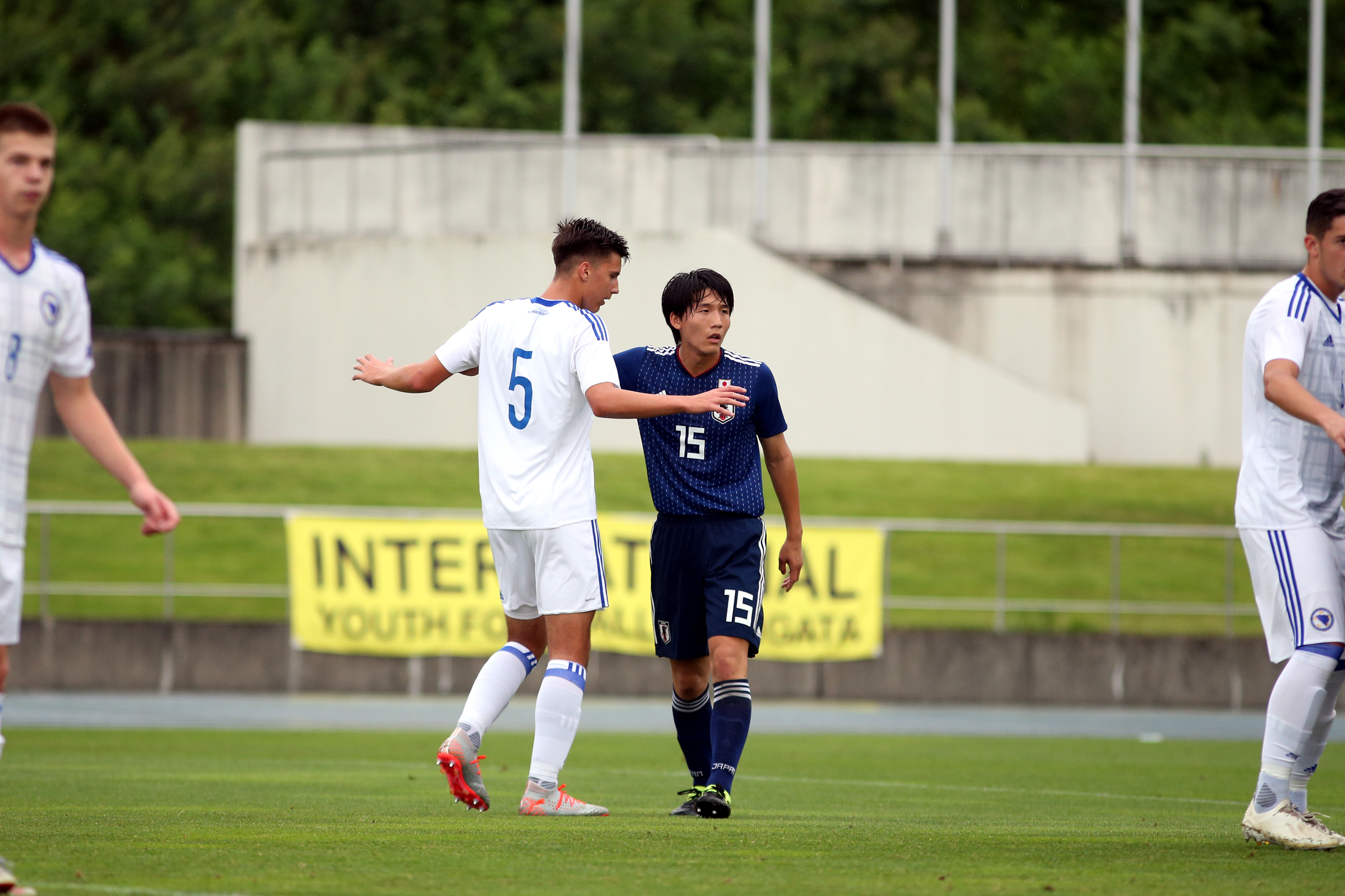 ダメ押しの3点目を奪った村上【写真：平野貴也】