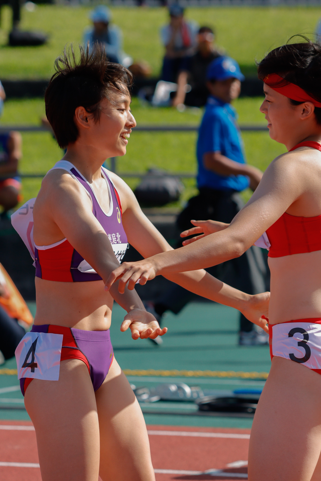 女子100メートルで連覇を達成した御家瀬（左）【写真：奥井隆史】