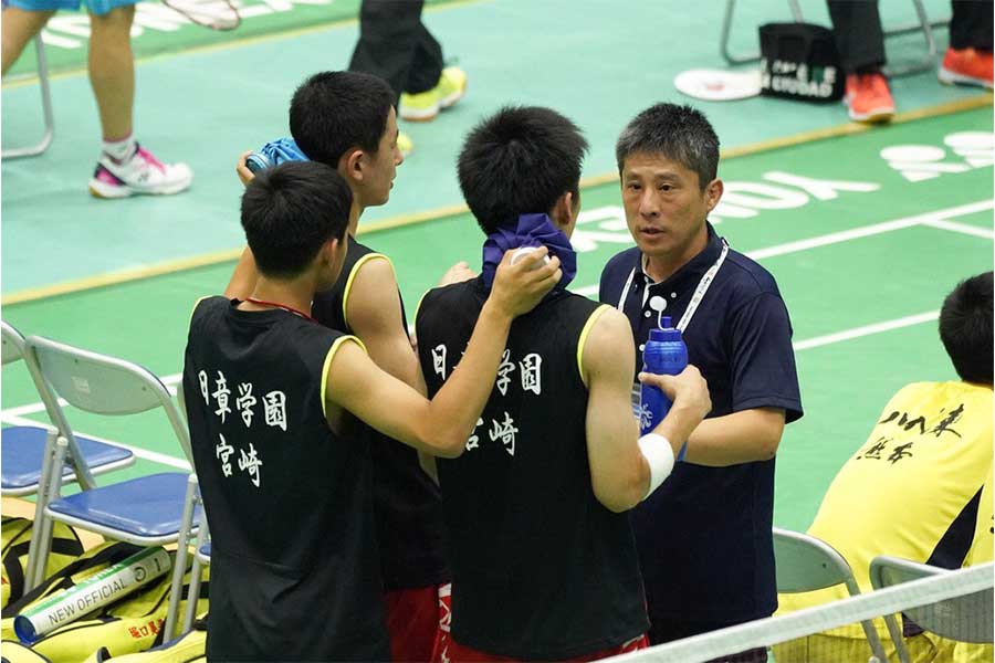 日章学園・武末監督(右)【写真：荒川祐史】