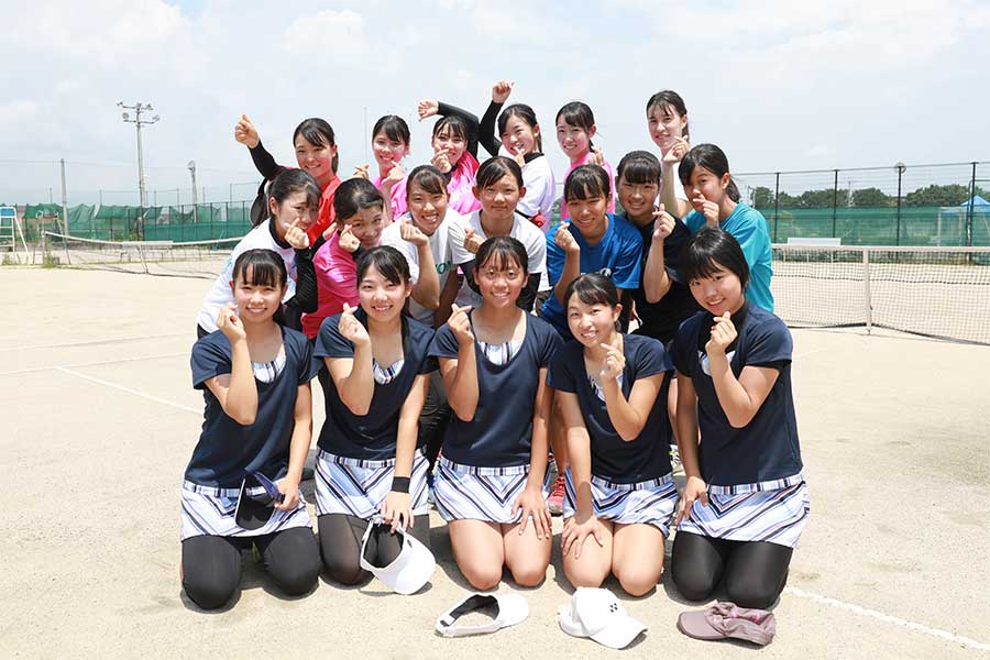 立命館守山高校、女子硬式テニス部の選手たち【写真：山田智子】