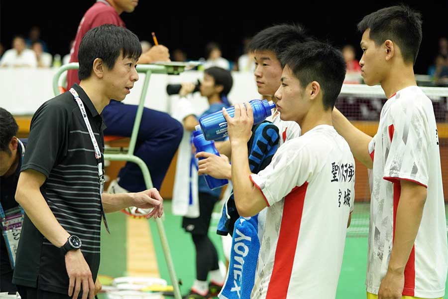 聖ウルスラ学院英智の畑山辰徳監督(左)【写真：荒川祐史】