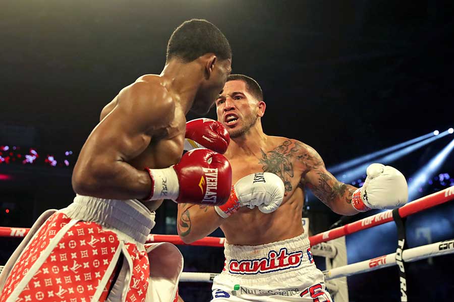ジェイソン・ソーサ(右)がハスキル・ローズに7回TKO勝ち【写真：Getty Images】