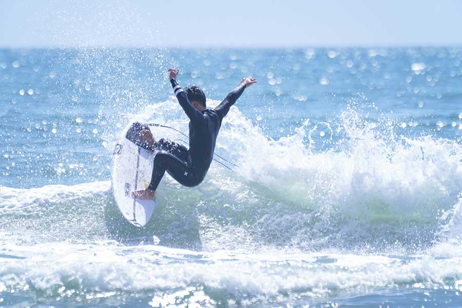 サーフィンでは、波に乗る前から巧妙な駆け引きが行われている【写真：荒川祐史】