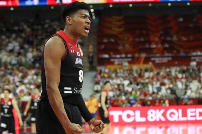 八村塁、左手一本の