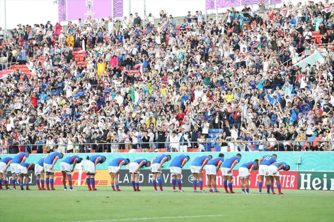 海外選手に お辞儀の輪 広がる イタリア主将 大雨でも席立たないファンに感激 The Answer スポーツ文化 育成 総合ニュースサイト