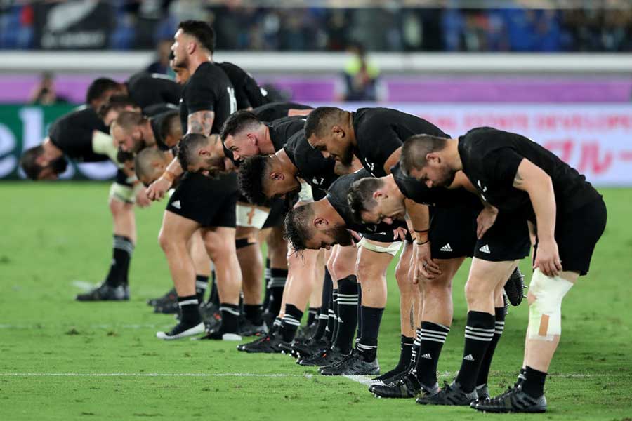 試合終了後スタンドの観客にお辞儀するニュージーランド代表【写真：Getty Images】