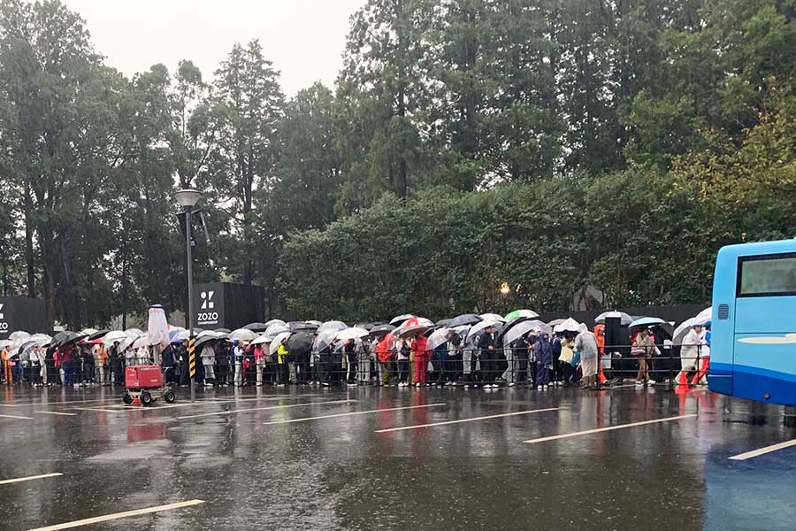 雨天順延が決まりギャラリーは落胆した様子で会場から引き返した【写真：浜田洋平】