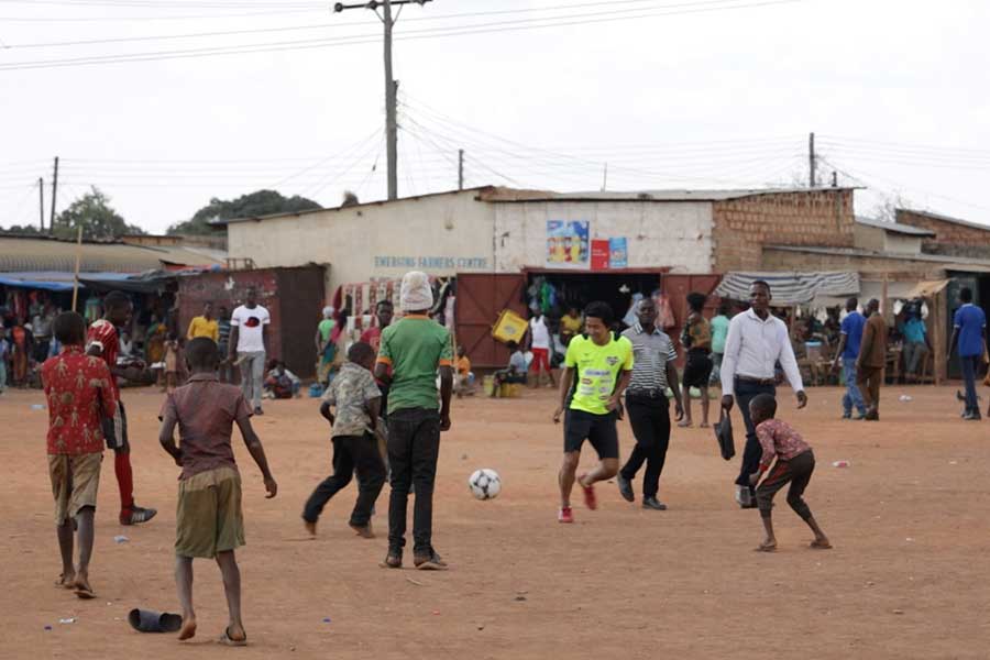 現地でサッカーを通じ、子どもたちと交流を図る中町【写真：本人提供】