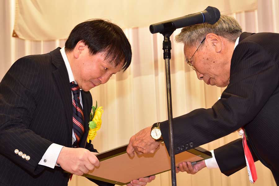 欠席した井上に代わって表彰状を受け取る大橋会長（左）【写真：石渡史暁】