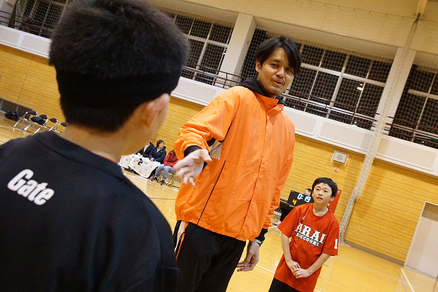 子供たちに「トップ選手から何かを感じてほしい」と思いながら渡邉氏は日本各所を巡る【写真：村上正広】