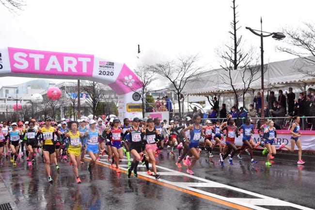 沿道に観衆2万5000人 東京マラソンに続き 観戦自粛要請も雨中にファン目立つ The Answer スポーツ文化 育成 総合ニュースサイト