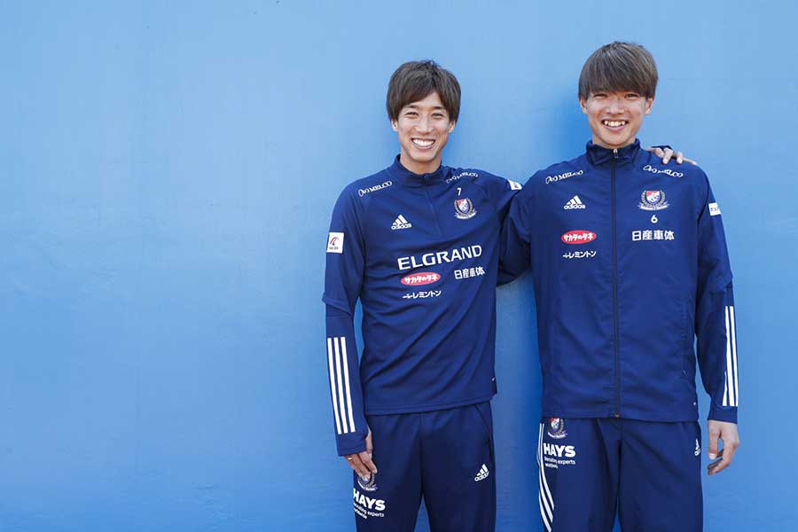 仲良く肩を組み笑顔を見せた2人、東京五輪を目指す後輩にエールを送った【写真：窪田亮】