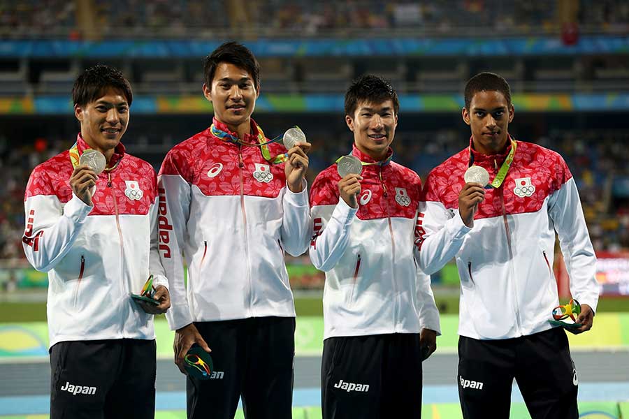 リオ五輪の4×100メートルリレーで銀メダルを獲得した山縣亮太、飯塚翔太、桐生祥秀、ケンブリッジ飛鳥（左から）【写真：Getty Images】