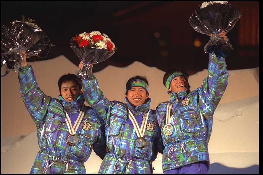 1992年アルベールビル五輪で金メダルを獲得した荻原氏（中央、左は三ヶ田礼一さん、右は河野孝典さん）【写真：Getty Images】