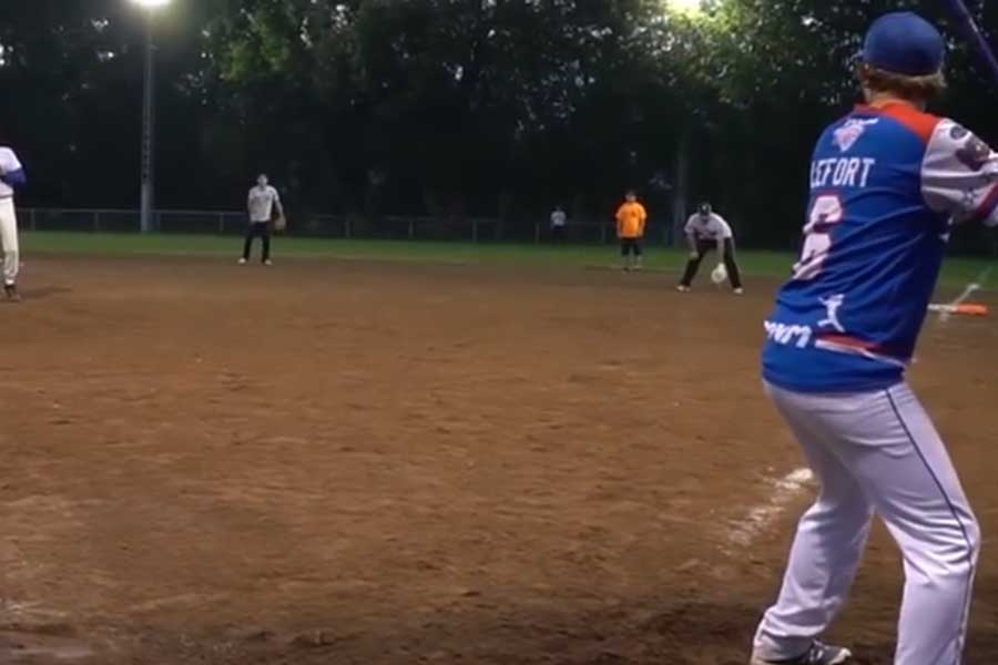 右打者の構えで左打席に入った男性が衝撃の“背面打ち”を披露した（写真は「スポーツセンター」公式インスタグラムより）