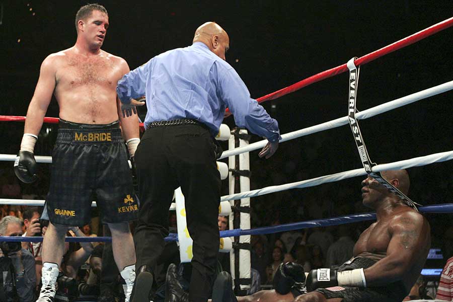 2005年6月11日、マイク・タイソン氏（右）はケビン・マクブライド氏に敗れた【写真：Getty Images】