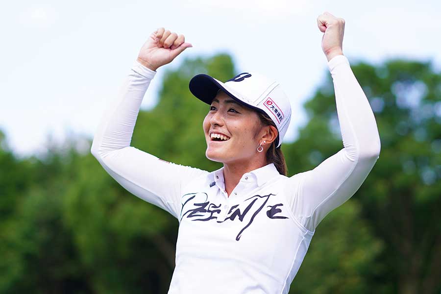 4年半ぶりの復活優勝を果たしガッツポーズする渡邉彩香【写真：Getty Images】