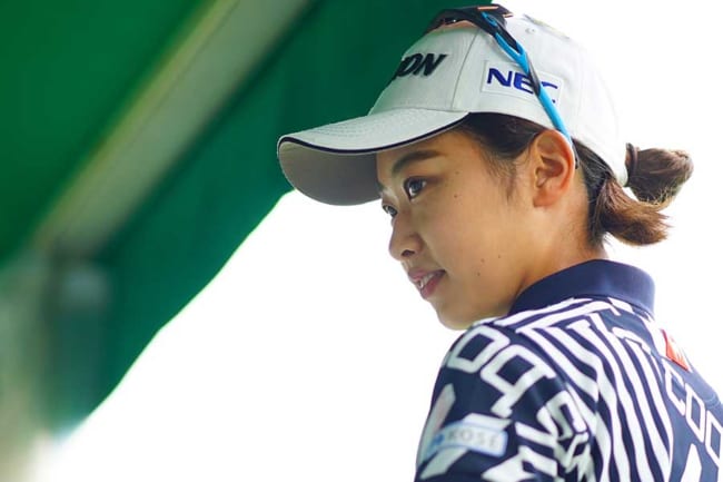 19歳安田祐香 紺色スカートの 真剣パット姿 に1万反響 どんなウェアも似合う The Answer スポーツ文化 育成 総合ニュースサイト