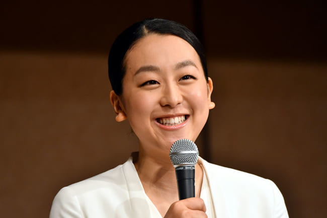 浅田真央 ノースリーブの白エプロン姿にファン喝采 ほんと可愛い 若奥様みたい The Answer スポーツ文化 育成 総合ニュースサイト