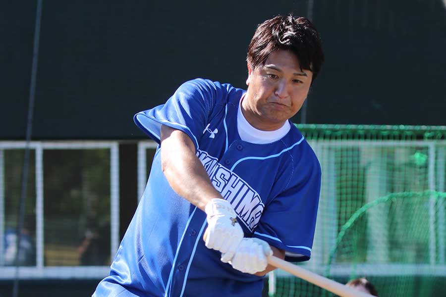 スペシャルシリーズで開催された野球教室に参加した高橋由伸さん【写真：球団提供】