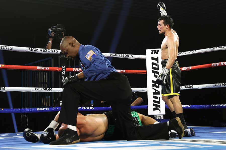 計8度のダウンの末、TKO勝ちを収めたホセ・セペダ（右）【写真：Mikey Williams/Top Rank】