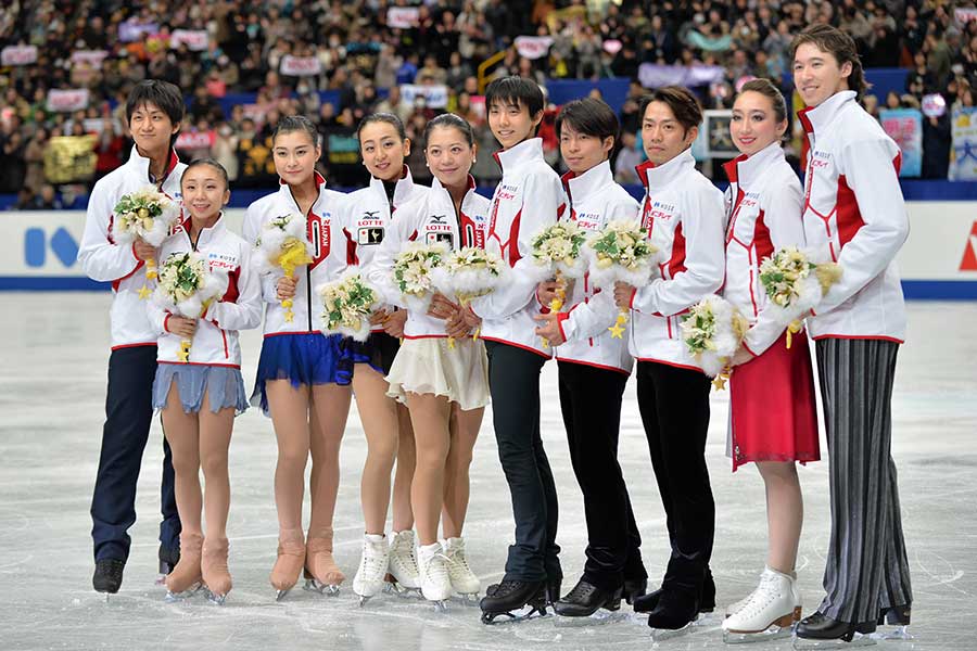 13年の全日本選手権で優勝し、ソチ五輪代表を決めた鈴木さん（左から5人目）【写真：Getty Images】