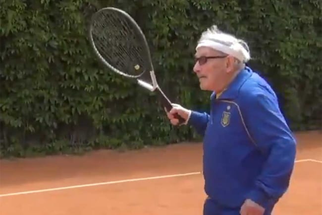 96歳おじいちゃんは現役テニス選手 大会目指す練習風景に海外驚愕