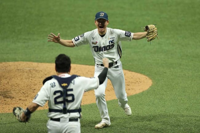 韓国プロ野球vで贈られた 巨大剣トロフィー に米絶賛 Kboは最高 Mlbも採用だ The Answer スポーツ文化 育成 総合ニュースサイト