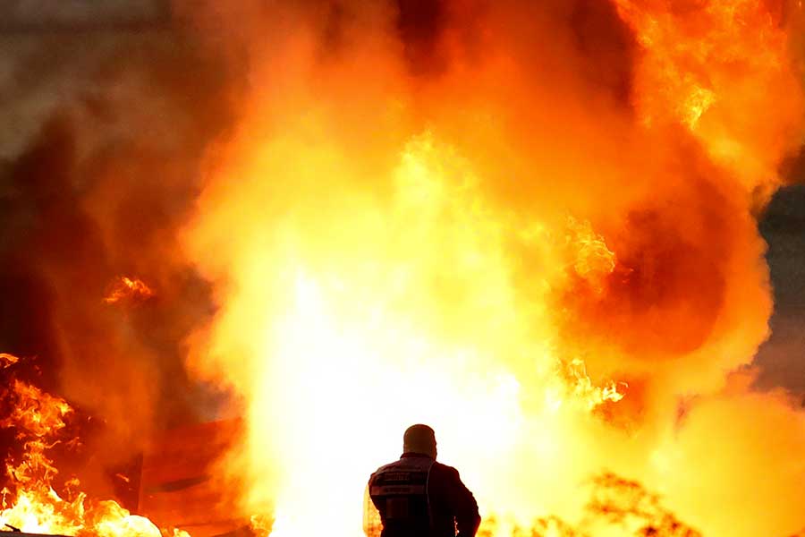 火の手が上がるマシンからロマン・グロージャンが奇跡の脱出に成功した【写真：AP】